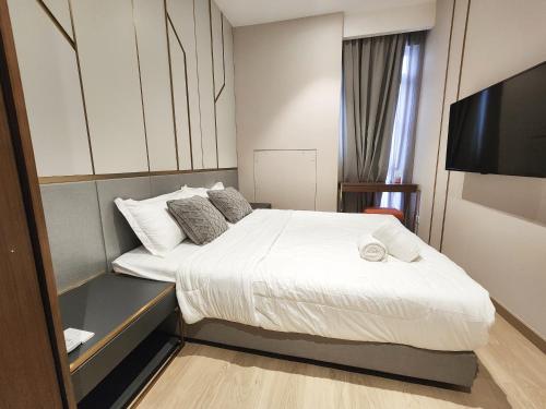 Кровать или кровати в номере Luxury DoubleTree Hill10 Residence at i-City , free parking H2901