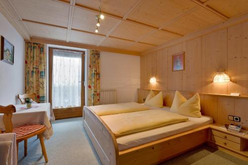 1 dormitorio con 1 cama grande en una habitación en Ferienwohnungen Kainer, en Ried im Zillertal