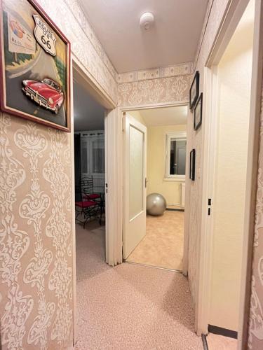 un couloir avec une peinture de voiture sur un mur dans l'établissement Logement entier à 50 métre de la Parc de la Tête d'Or, à Villeurbanne