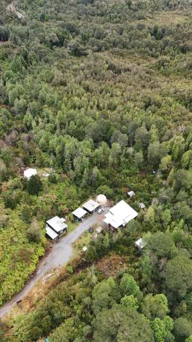 an overhead view of a group of buildings in a forest at AUSVIA cabañas tinajas y spa in Hornopiren