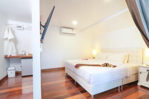two images of a bedroom with a bed and a bathroom at Nangyuan Island Dive Resort in Koh Tao