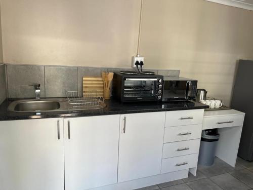 Η κουζίνα ή μικρή κουζίνα στο Innes self catering apartment B