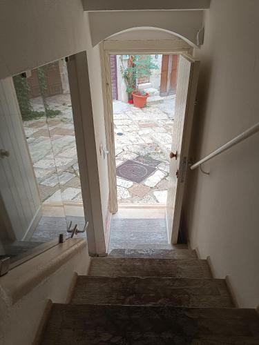 an entrance to a hallway with a door and stairs at Casa Felda in Altamura
