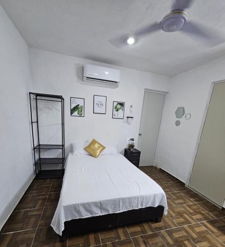 a bedroom with a bed and a ceiling fan at Departamento con piscina GREEN in Mérida