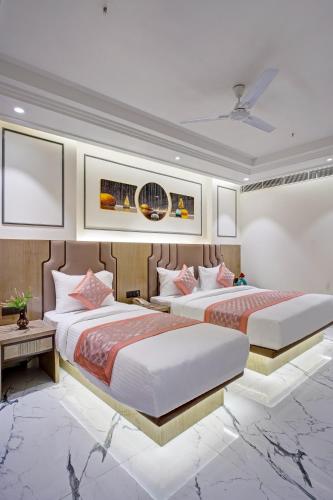 Newly Built Gold The Royal With Rooftop Restaurant - 2Mins Walk From New Delhi Rail Station & 5Mins from Connaught Placeにあるベッド
