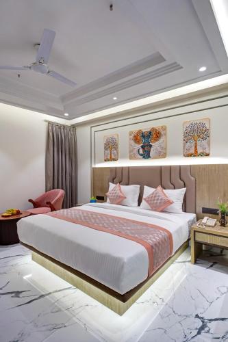 Newly Built Gold The Royal With Rooftop Restaurant - 2Mins Walk From New Delhi Rail Station & 5Mins from Connaught Placeにあるベッド