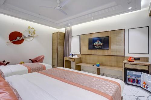 Newly Built Gold The Royal With Rooftop Restaurant - 2Mins Walk From New Delhi Rail Station & 5Mins from Connaught Placeにあるベッド