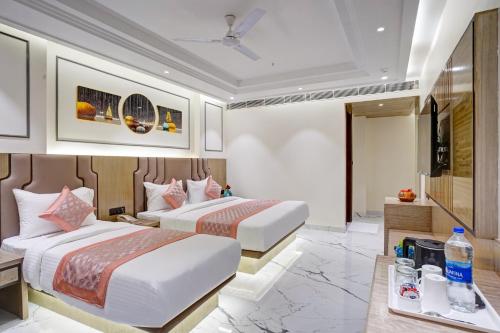 Newly Built Gold The Royal With Rooftop Restaurant - 2Mins Walk From New Delhi Rail Station & 5Mins from Connaught Placeにあるベッド