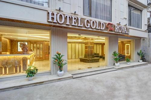 ニューデリーにあるNewly Built Gold The Royal With Rooftop Restaurant - 2Mins Walk From New Delhi Rail Station & 5Mins from Connaught Placeのギャラリーの写真