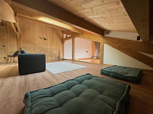 a living room with a large green couch in a room at Chalet de montagne Sant Feliu Feliu à Dorres in Dorres