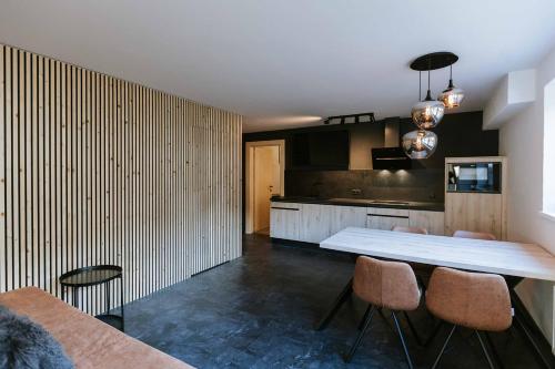 Una cocina con una mesa y sillas en una habitación. en House 55, en Sölden
