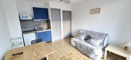 un salon avec un canapé et une table dans l'établissement Studio Cosy ,2pers, cosy douillet, 3mn mer, à La Grande Motte