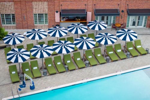 an overhead view of a pool with umbrellas and chairs at The Alida, Savannah, a Tribute Portfolio Hotel in Savannah