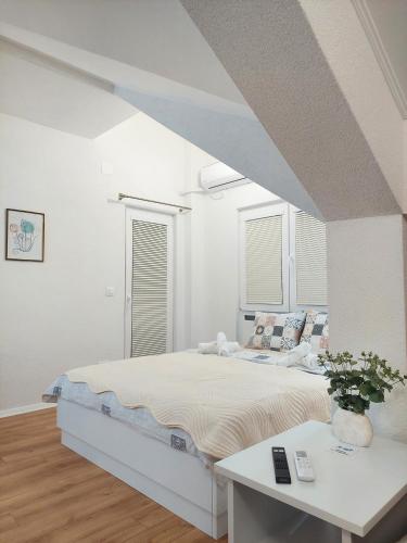 Llit o llits en una habitació de Marko Apartment Ohrid