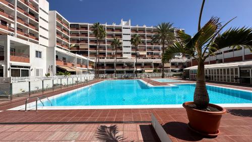 Top-Apartment in Apartamentos Danubio, 4 Etage, Poolblick und seitlicher Meerblick, Wohnzimmer und 1 Schlafzimmer, im Herzen von Playa del Inglés , Gran Canaria