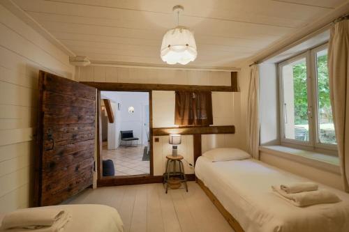 une chambre avec deux lits et une grande fenêtre dans l'établissement Beautiful 3 Star renovated Apt Sleeps 7, à Saint-Gervais-les-Bains