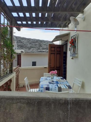 une table et des chaises sur une terrasse avec une table dans l'établissement La maison du pêcheur à Porticciolo Cap-Corse, à Portocciolo