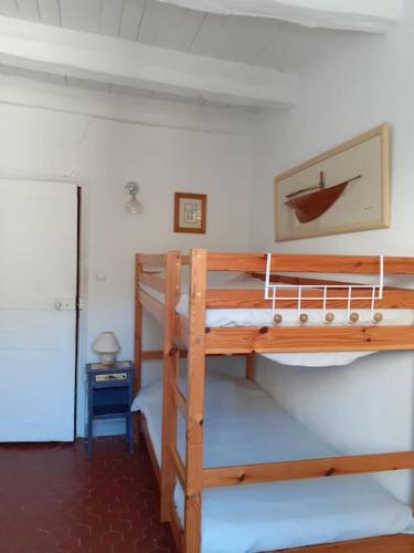 une chambre avec deux lits superposés dans une pièce dans l'établissement La maison du pêcheur à Porticciolo Cap-Corse, à Portocciolo
