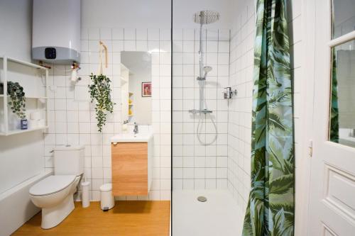 une salle de bain avec toilettes et douche dans l'établissement Arceaux, à Montpellier