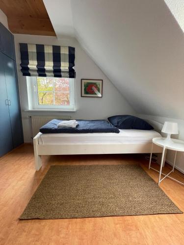 a bedroom with a bed and a window at Twenge Retreat - Haus Nähe Stadt und Flughafen mit Garten, 3 Zimmer, TV, Küche, Bad und Netflix in Altenhorst