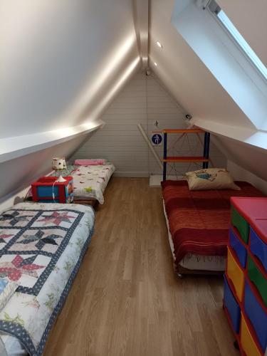 - 2 lits dans une chambre mansardée dans l'établissement Maison de la mer - plage d'Ault - WIFI, à Ault