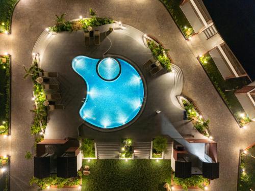an overhead view of a swimming pool in a building at Evoke Dholavira in Dholovira