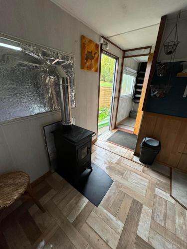 Televisyen dan/atau pusat hiburan di Gîte pèlerin - "Les Sources" - Chambres Dortoirs