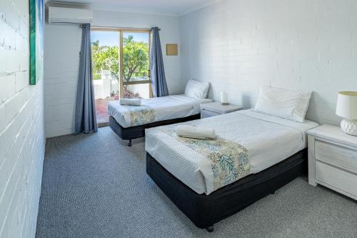 Kalbarri Murchison View Apartmentsにあるベッド