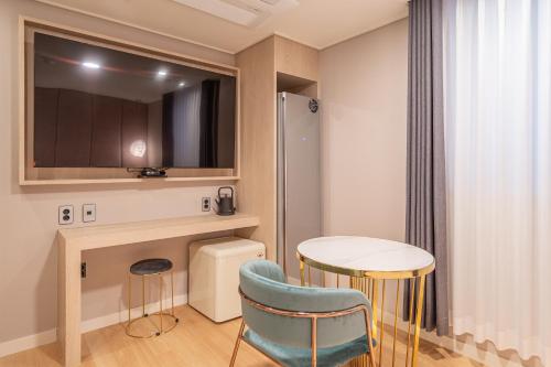 a small room with a table and two chairs at Browndot hotel Gimhae cityhall in Gimhae