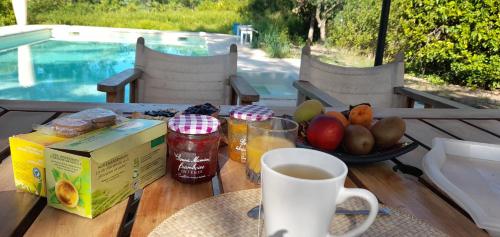 a table with a box of food and a cup of coffee at Mes nuits au château au domaine du pressoir in Pierrefeu-du-Var