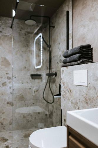 House 55 tesisinde bir banyo
