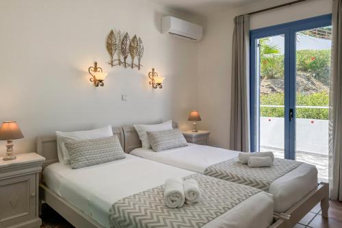 Postel nebo postele na pokoji v ubytování Pano Stalos Villas