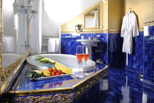 a bathroom with a plate of fruit and a glass of wine at Hotel BEI SCHUMANN in Kirschau