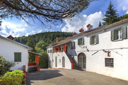 a large white building with a driveway at Agriturismo Pratofranco in Pontremoli