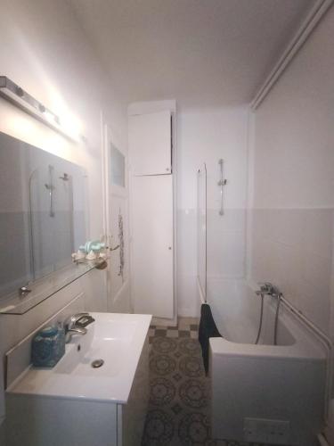 une salle de bain avec un lavabo, des toilettes et une baignoire dans l'établissement Appartement T3 lumineux et cosy, à Paris