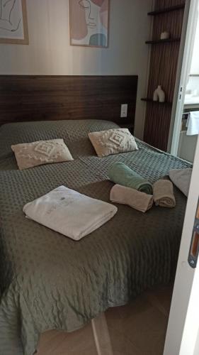 un lit avec deux serviettes et des oreillers dessus dans l'établissement Sea View Amazing, à Saint-Raphaël