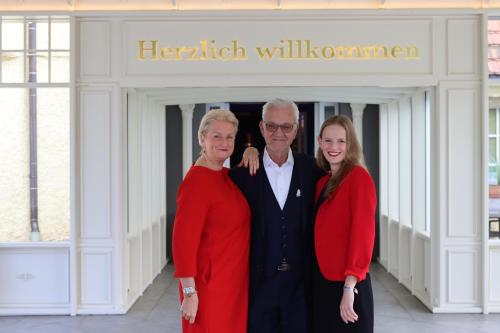 a man and two women standing in front of a building at Hotel BEI SCHUMANN in Kirschau