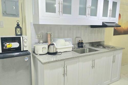 Una cocina o cocineta en Grand View Loft Type Baguio Condo Transient by Dei Gratia