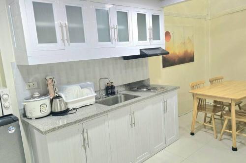 Una cocina o cocineta en Grand View Loft Type Baguio Condo Transient by Dei Gratia