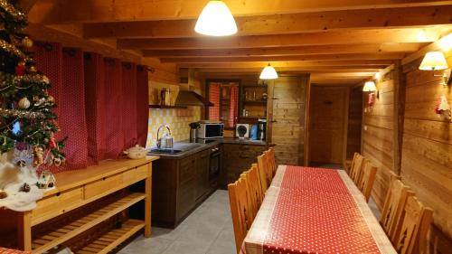 een keuken met een kerstboom in een huisje bij Au Solé in Basse-sur-le-Rupt