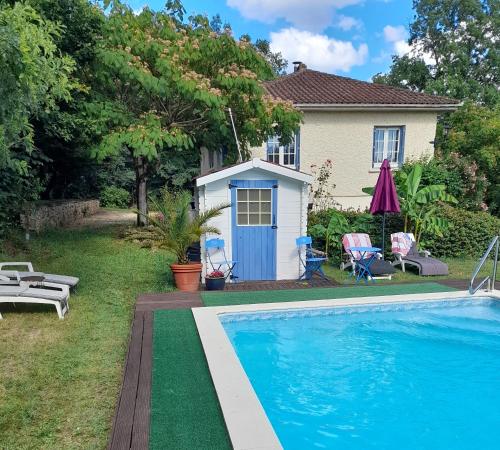 une maison avec une piscine dans la cour dans l'établissement Maison Le Petit Bonheur, à Soturac