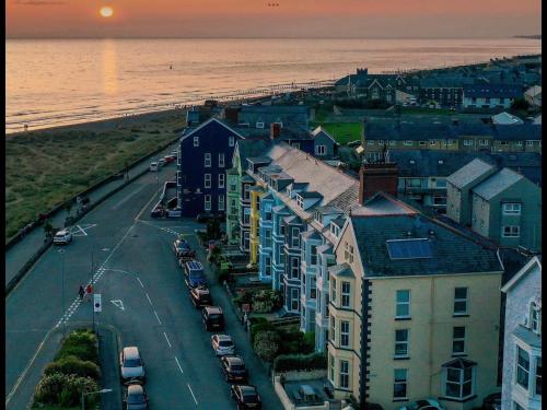 una vista aérea de una calle con casas y el océano en Barmouth Beach Front Apartments, en Barmouth