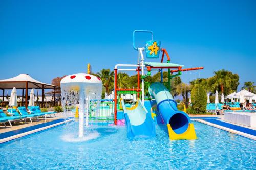 Bazén v ubytování Ramada Resort Kusadasi & Golf nebo v jeho okolí