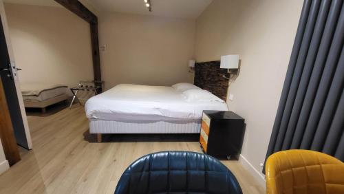 Hotel de Normandieにあるベッド