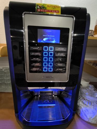 Onet le ChâteauにあるHôtel Le Laury'sのカウンターの上に置かれたトースターオーブン