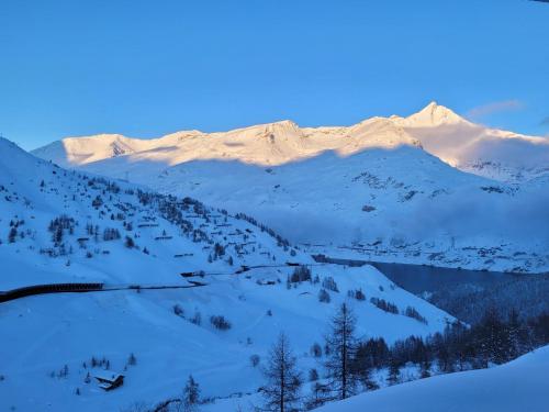 a snow covered mountain with mountains in the background at Appartement Tignes 2100 - 6-8 personnes - 2 chambres - 3 Télévisions - Wifi inclus in Tignes
