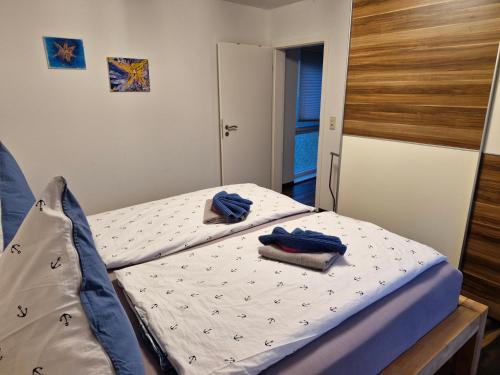 two beds in a bedroom with blue towels on them at Ferienhaus an der Brunnenaue 4 Sterne, E-Ladestation am Haus, Wlan, Netflix, Garten in Sagard