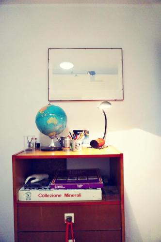 a desk with a globe and a lamp on it at La Campagna del Benessere in Gildone