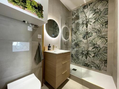 une salle de bain avec toilettes, lavabo et douche dans l'établissement T3 coeur de ville de Sanary, à Sanary-sur-Mer