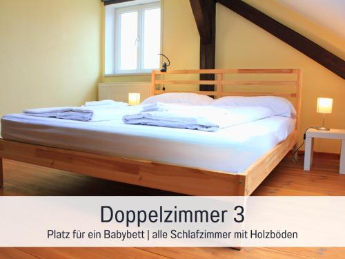 Кровать или кровати в номере Dießener Zinnmanufaktur - Gemütliche Ferienwohnung mit Parkplatz und Haustiere willkommen